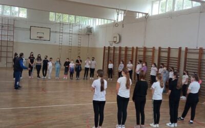 ”Vajzat kanë sportin e tyre” – 38 vajza regjistrohen në ditën e parë të shkollës së volejbollit në Anë të Malit